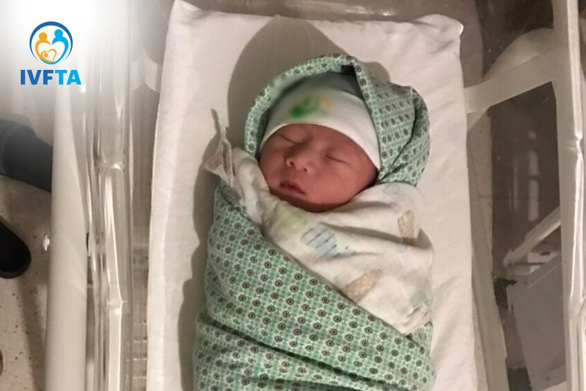 gia đình hạnh phúc nhìn con chào đời