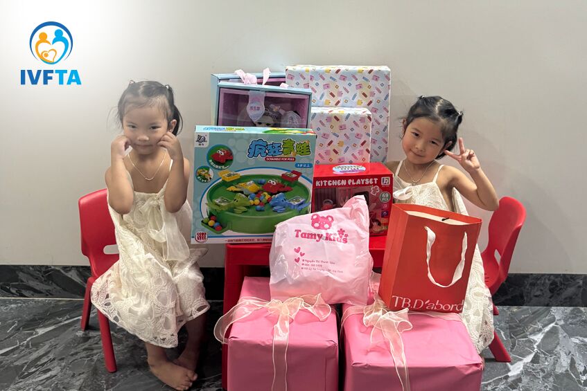 hai chị em vui mừng nhận quà sinh nhật