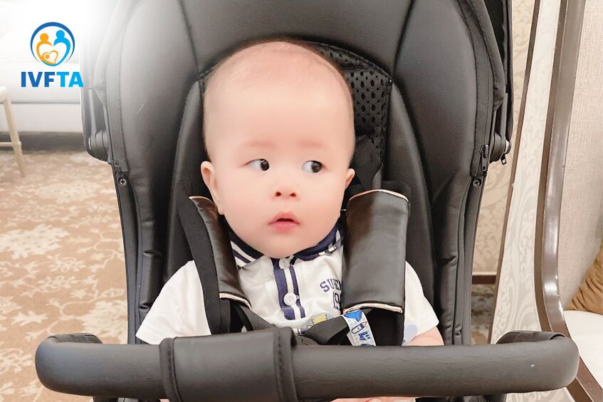 khoảnh khắc bé tò mò với xung quanh