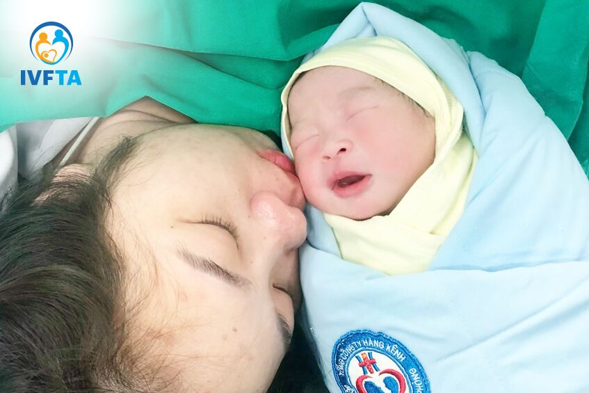 mẹ hạnh phúc vì quang anh chào đời