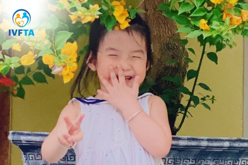 nụ cười ngây ngô của bé gia hân