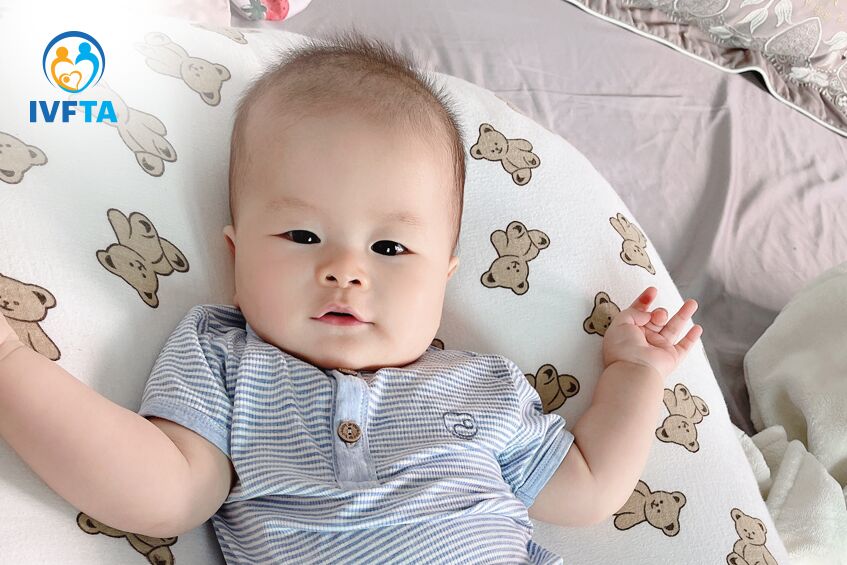 thiên thần nhỏ nằm trong nôi xinh xắn