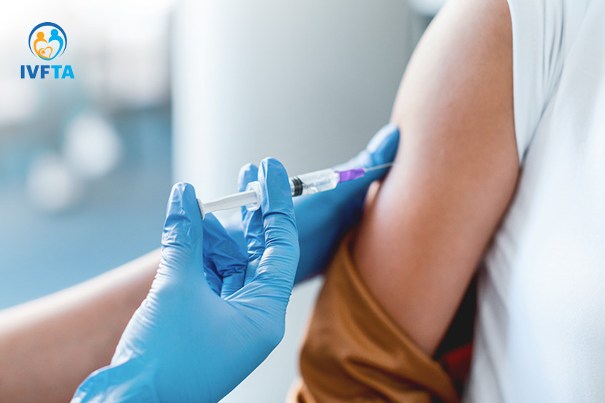 Tiêm phòng vắc xin có thể giúp phòng ngừa một số bệnh lây truyền qua đường tình dục, từ đó giảm nguy cơ vô sinh