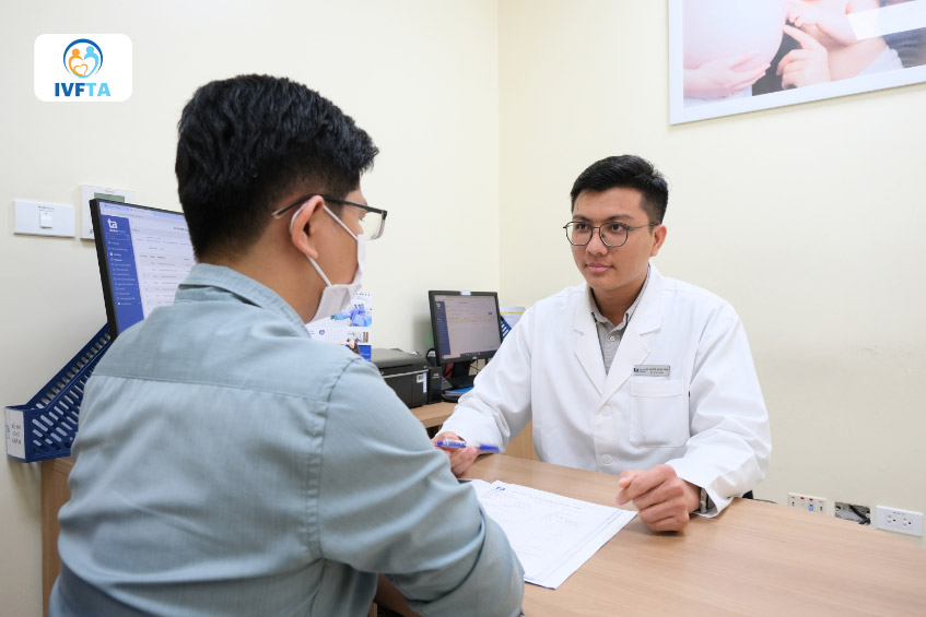 Bác sĩ Nguyễn Quang Vinh thăm khám cho bệnh nhân nam