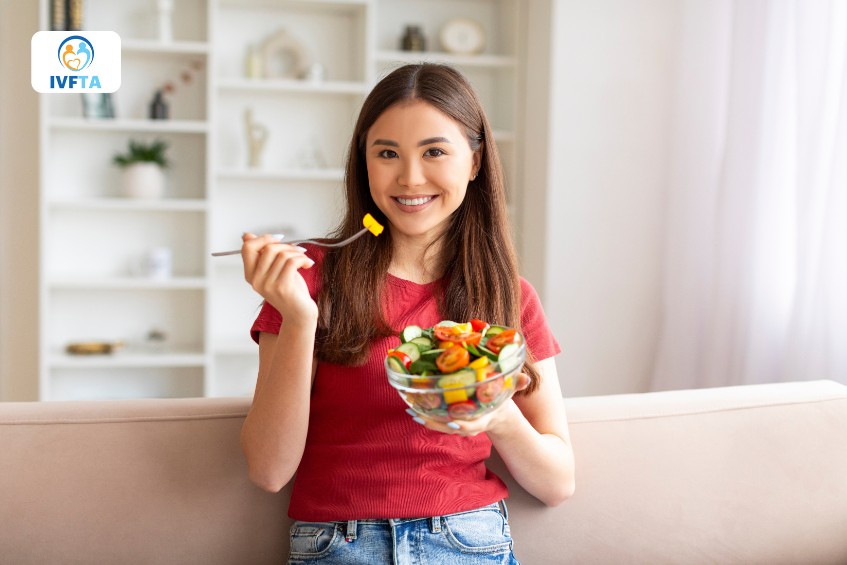 Chị em nên chú ý ăn đầy đủ dinh dưỡng, chế độ ăn nhiều đạm và uống nhiều nước trong suốt quá trình tiêm kích trứng