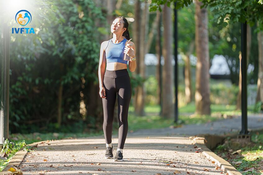 Chị em không nên nằm nghỉ quá lâu mà nên vận động nhẹ sau IUI