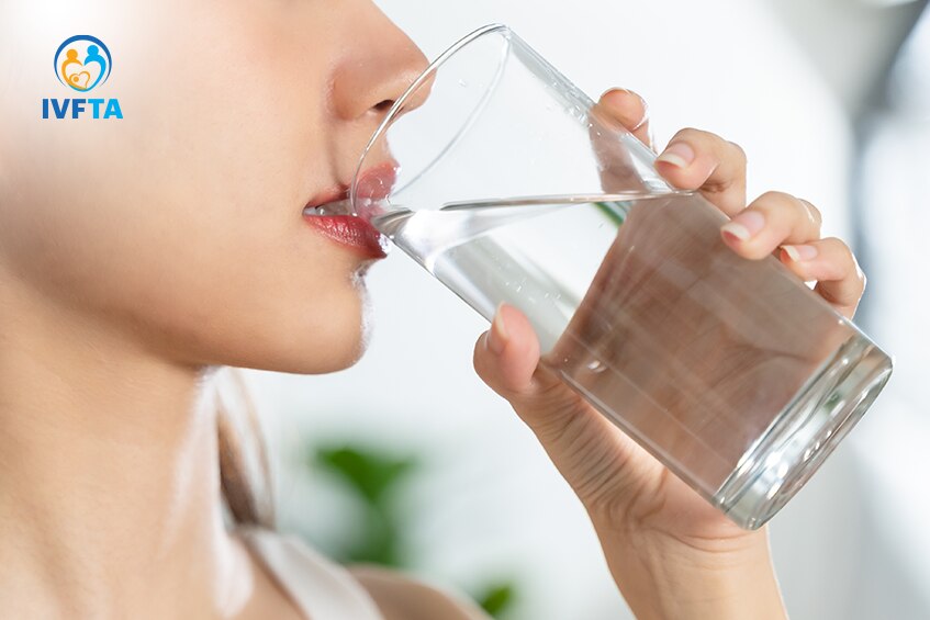 Uống đủ nước có nhiều lợi ích cho chị em khi thực hiện thủ thuật IUI