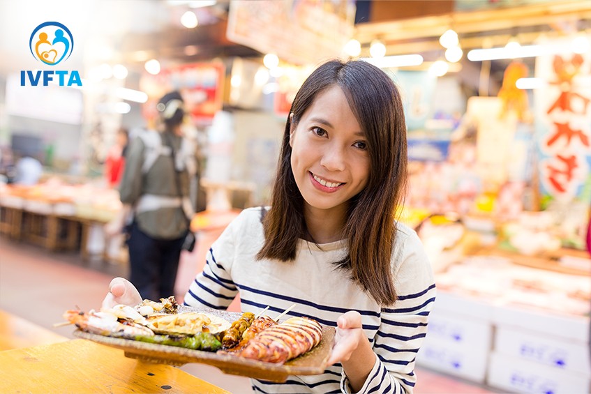 Nên hạn chế các loại hải sản sống hoặc chưa nấu chín để tránh nguy cơ nhiễm khuẩn và ảnh hưởng phôi làm tổ