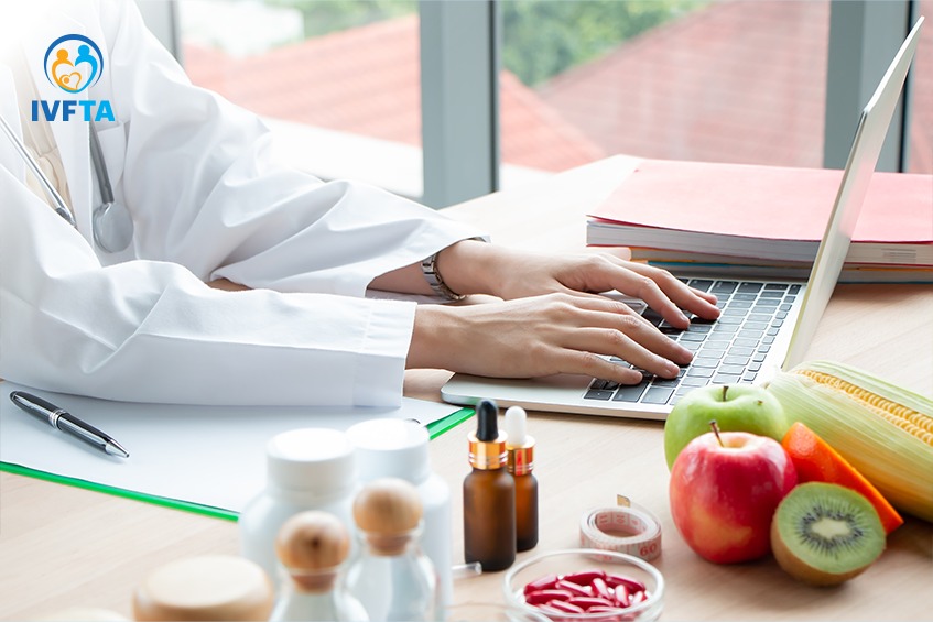 Nên tham khảo ý kiến bác sĩ hoặc chuyên gia dinh dưỡng để xây dựng thực đơn chế độ ăn phù hợp