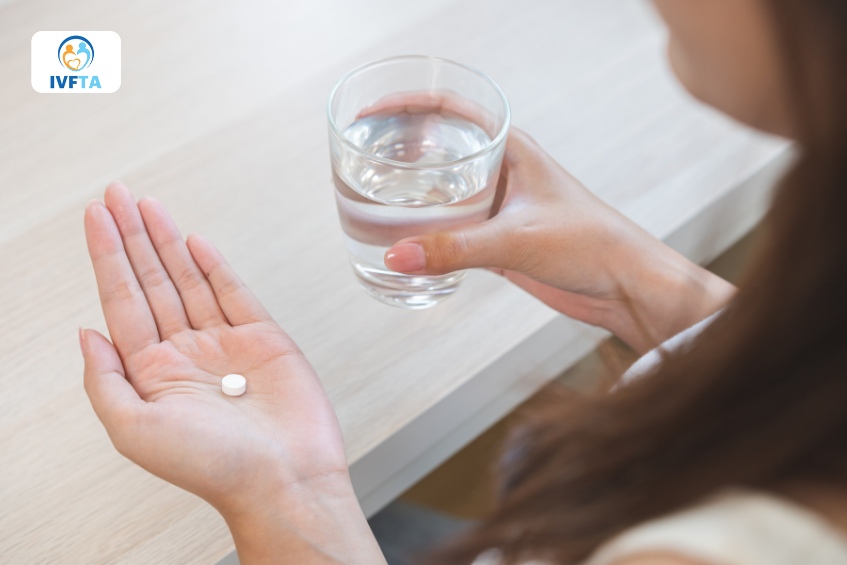 Tuân thủ phác đồ dùng thuốc theo chỉ định của bác sĩ để tạo môi trường thuận lợi cho phôi làm tổ