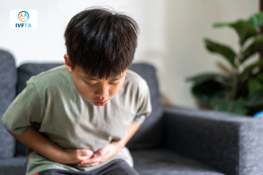 viêm tinh hoàn ở trẻ nếu kéo dài không điều trị có thể gây ra nhiều triệu chứng toàn thân như sốt cao, buồn nôn