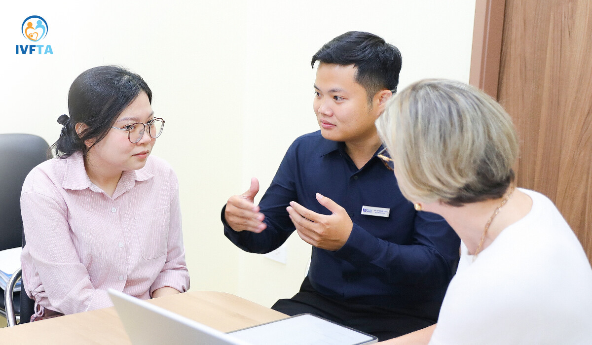Bác sĩ Lê Hoàng Anh - Bác sĩ Nam khoa, Trung tâm Hỗ trợ sinh sản, Bệnh viện Đa khoa Tâm Anh TP.HCM trao đổi và chia sẻ cùng Ms. Donna Close Bác sĩ Lê Hoàng Anh - Bác sĩ Nam khoa, Trung tâm Hỗ trợ sinh sản, Bệnh viện Đa khoa Tâm Anh TP.HCM trao đổi và chia sẻ cùng Ms. Donna Close