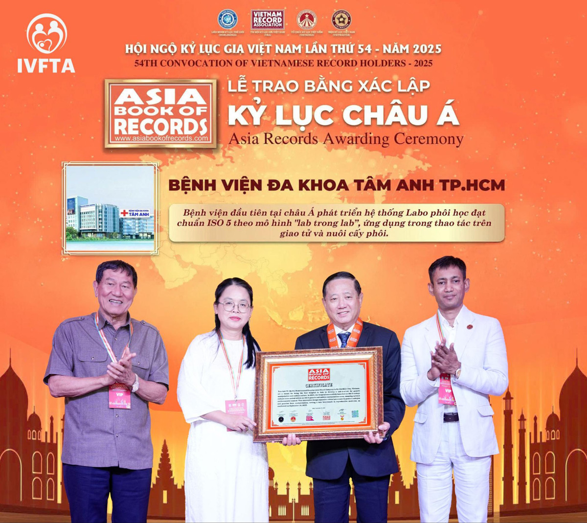 PGS.TS.BS Trần Quang Bính (thứ hai từ phải sang), Giám đốc chuyên môn Hệ thống BVĐK Tâm Anh TP.HCM và ThS.BS Giang Huỳnh Như, Giám đốc Trung tâm IVF Tâm Anh TP.HCM nhận bằng Kỷ lục châu Á trong lĩnh vực thụ tinh ống nghiệm vào tháng 9/2025