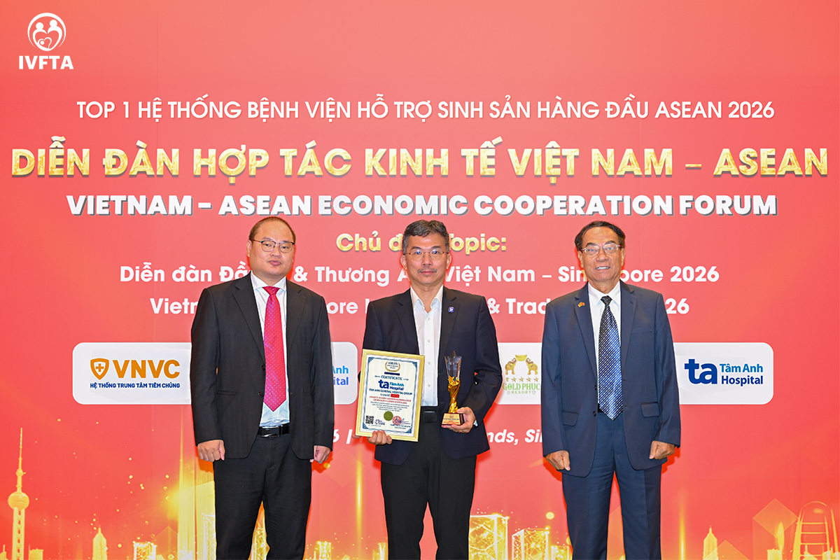 TTND.PGS.TS.BS Lê Hoàng (giữa), Giám đốc Trung tâm IVF Tâm Anh Hà Nội, đại diện Hệ thống IVF Tâm Anh, nhận giải thưởng Top 1 Hệ thống Bệnh viện Hỗ trợ sinh sản hàng đầu ASEAN 2026