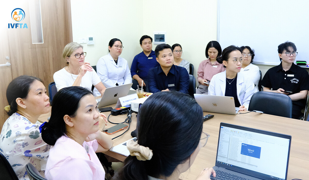 Ms. Donna Close cùng các chuyên gia, bác sĩ và nhân viên y tế trong buổi thẩm định Ms. Donna Close cùng các chuyên gia, bác sĩ và nhân viên y tế trong buổi thẩm định