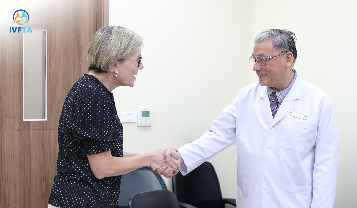 PGS.TS.BS Phạm Hùng Cường - Phó Giám đốc Chuyên môn, Bệnh viện Đa khoa Tâm Anh TP.HCM cùng Ms. Donna Close - Chuyên gia giàu kinh nghiệm trong lĩnh vực Hỗ trợ sinh sản tại Australia PGS.TS.BS Phạm Hùng Cường - Phó Giám đốc Chuyên môn, Bệnh viện Đa khoa Tâm Anh TP.HCM cùng Ms. Donna Close - Chuyên gia giàu kinh nghiệm trong lĩnh vực Hỗ trợ sinh sản tại Australia
