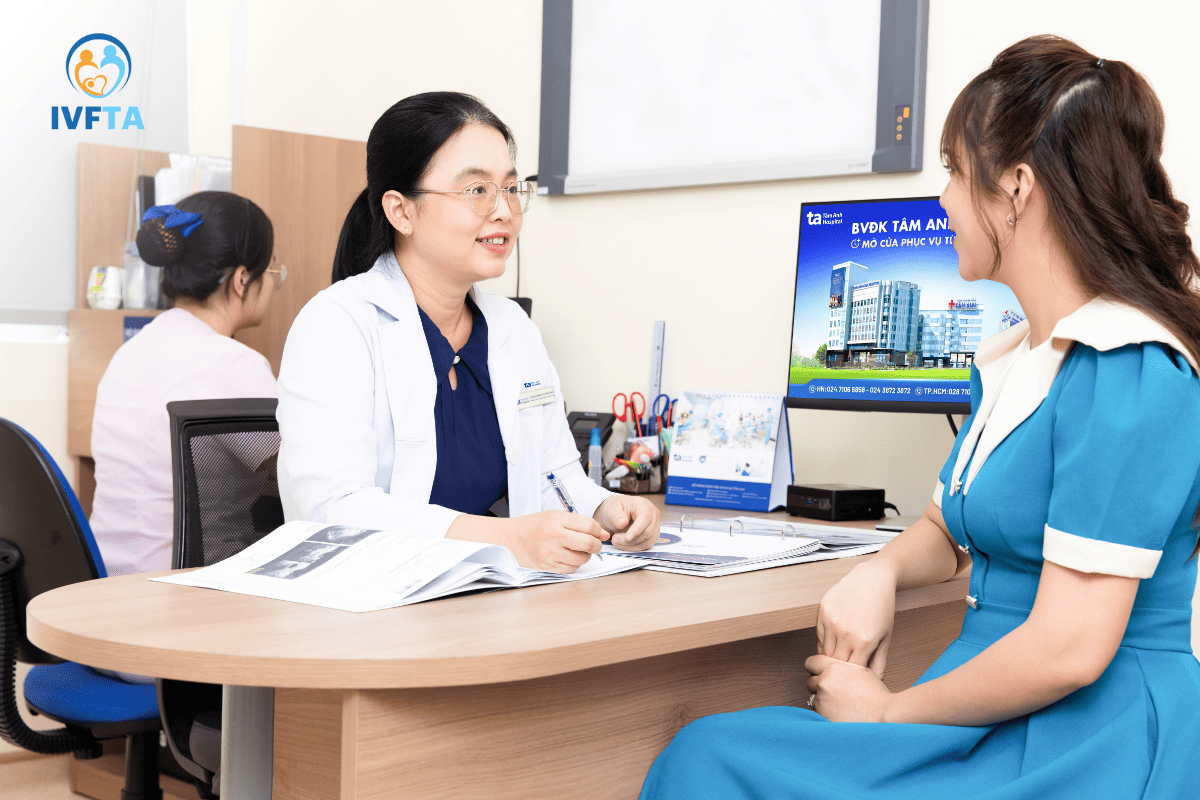 bác sĩ đang thăm khám cho bệnh nhân bác sĩ đang thăm khám cho bệnh nhân