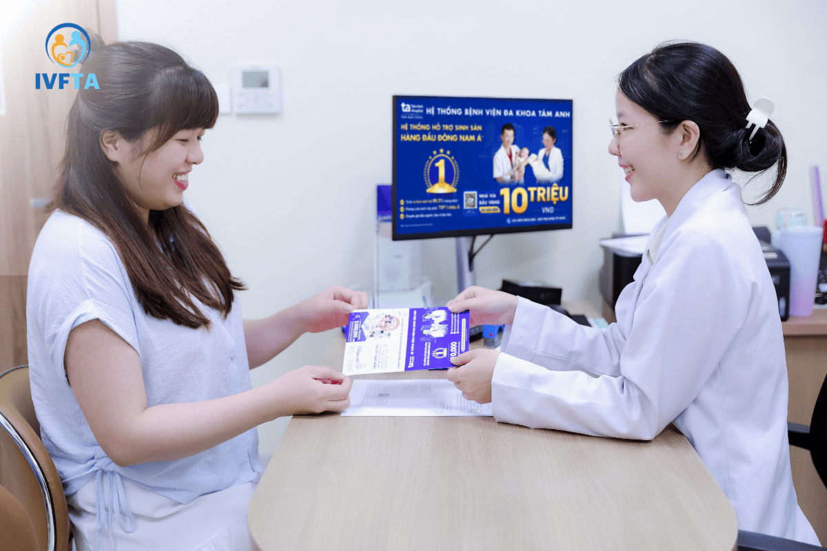 chị vân chi nhận voucher từ chương trình “nhả vía bầu vàng” 