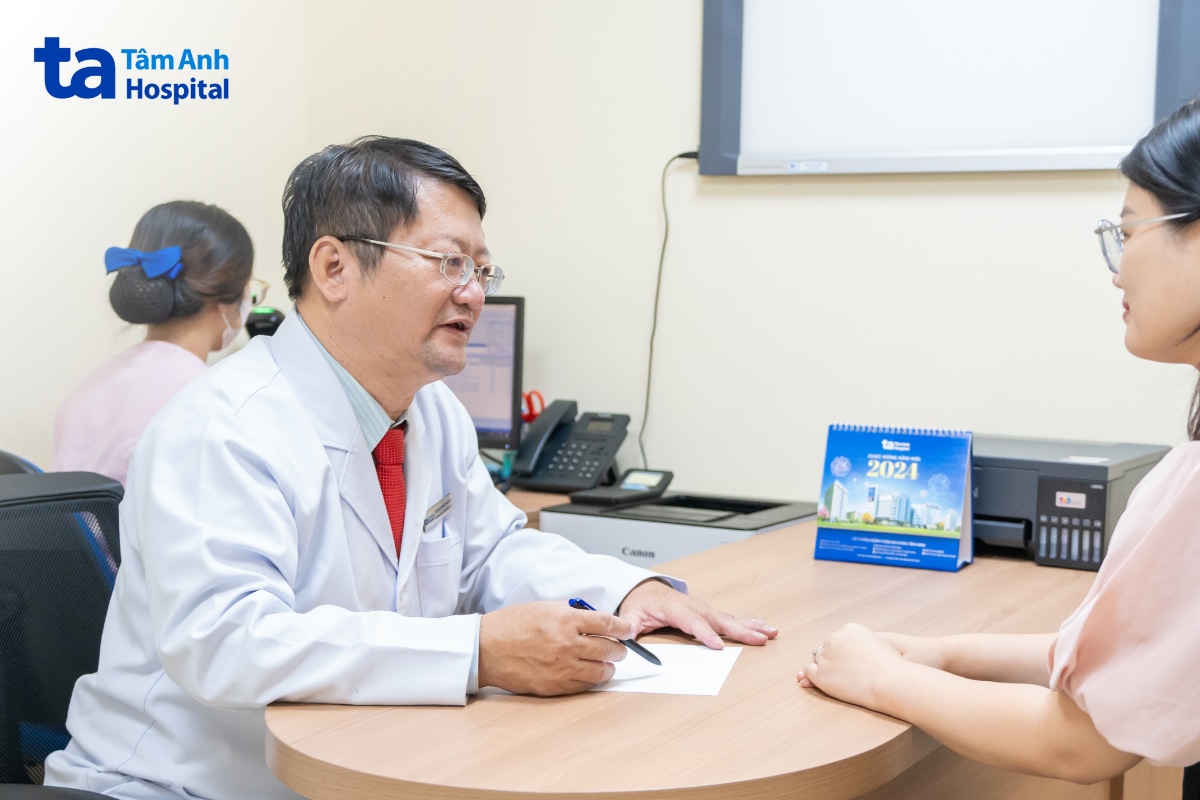 Bác sĩ tư vấn cho người bệnh về nang xuất huyết buồng trứng