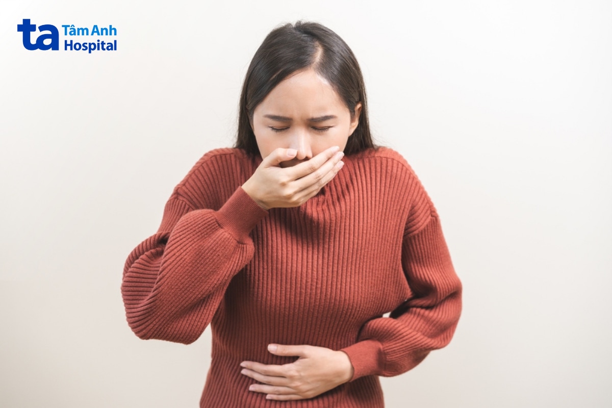 Người bệnh buồn nôn, nôn mửa kèm đau bụng dưới cần cấp cứu