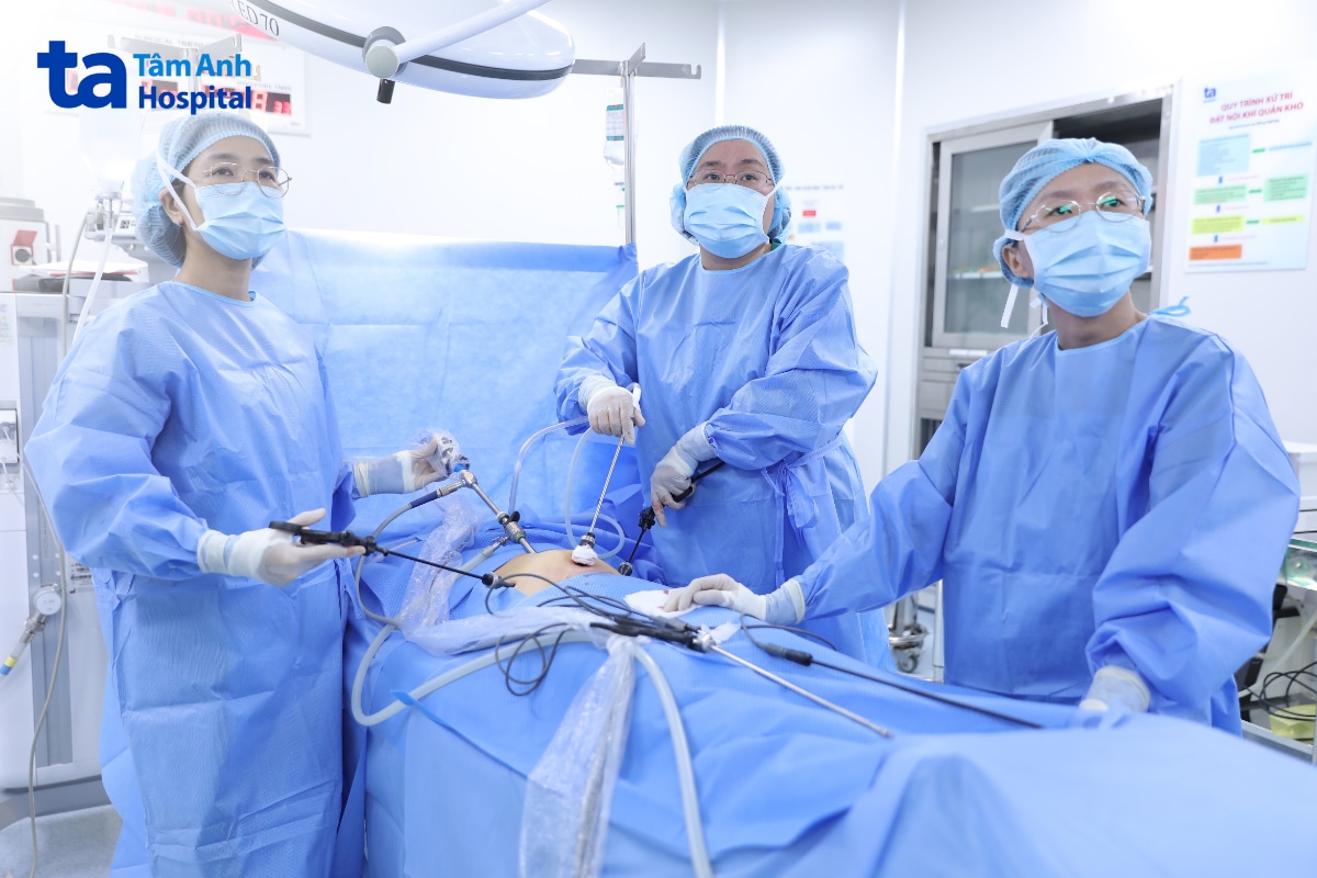 Ê kíp phẫu thuật nội soi nang buồng trứng tại Bệnh viện Tâm Anh