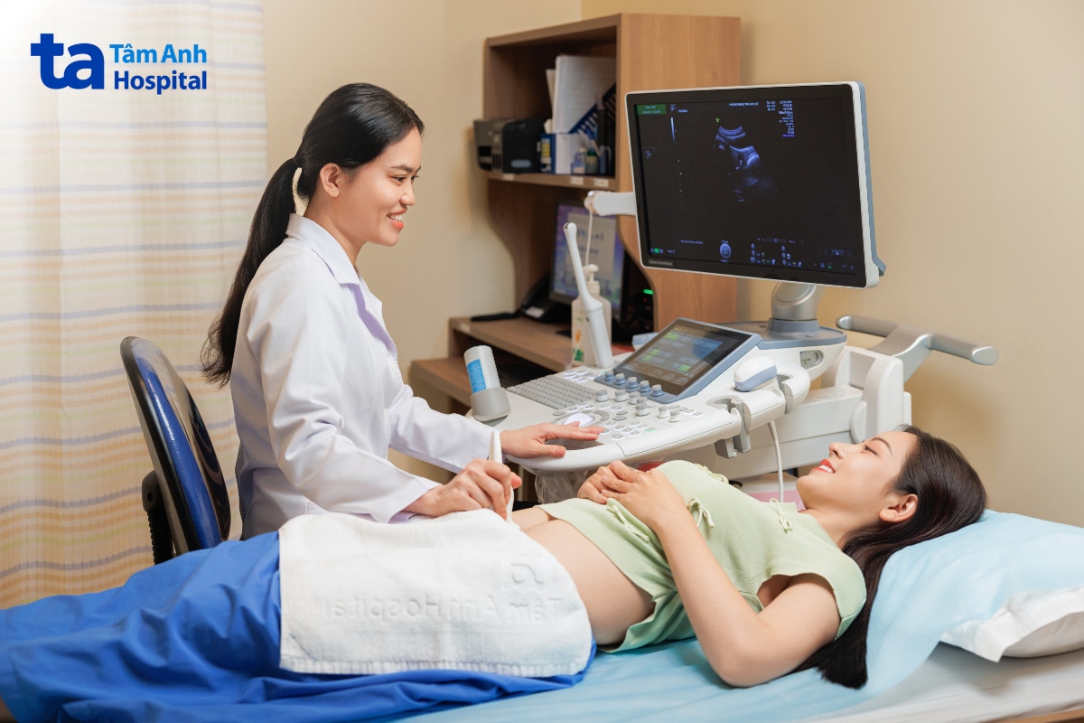 Bác sĩ siêu âm đánh giá tình trạng u nang buồng trứng