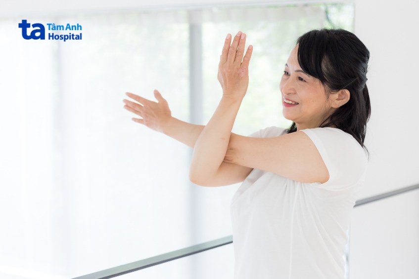 vận động đều đặn giúp quản lý pcos tuổi mãn kinh