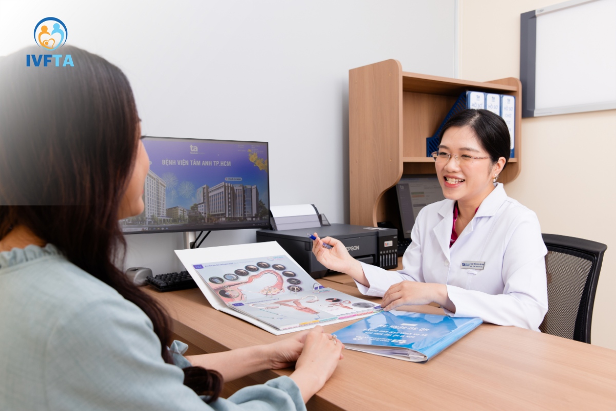 bác sĩ tư vấn các yếu tố quyết định đến ngày chuyển phôi