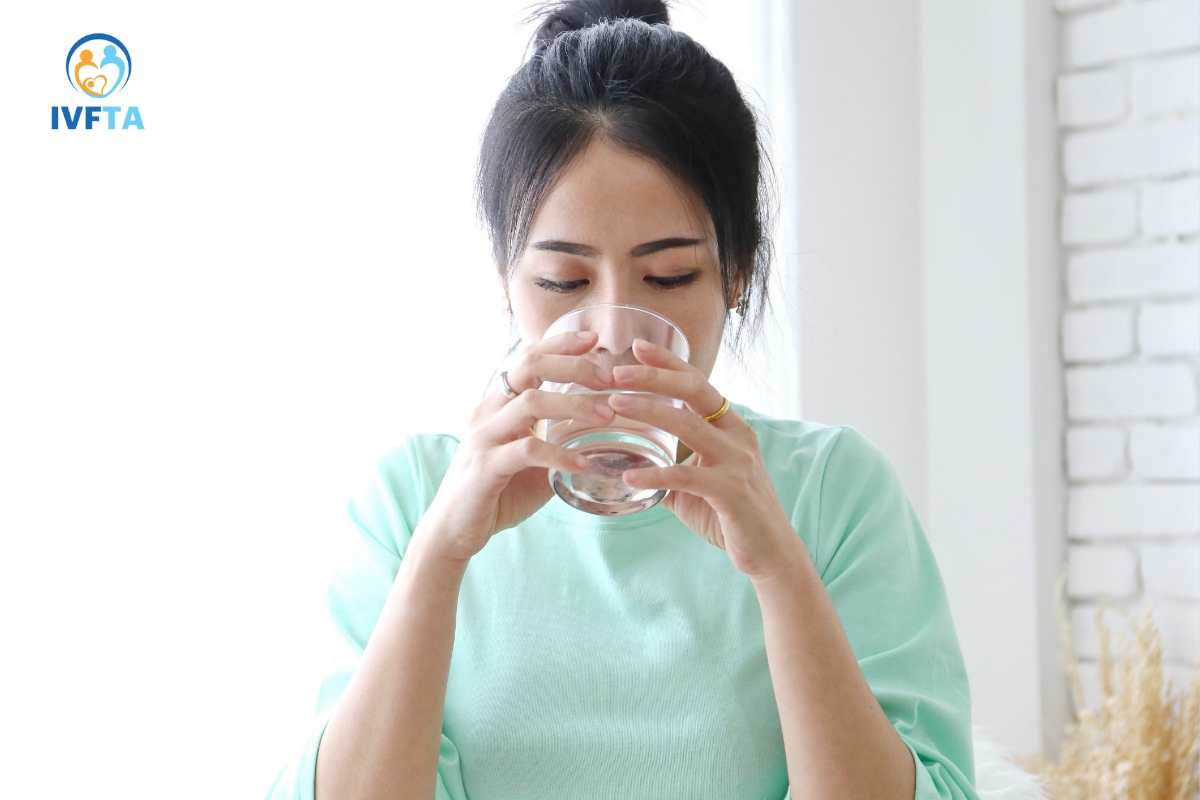 uống đủ lượng nước sau chuyển phôi