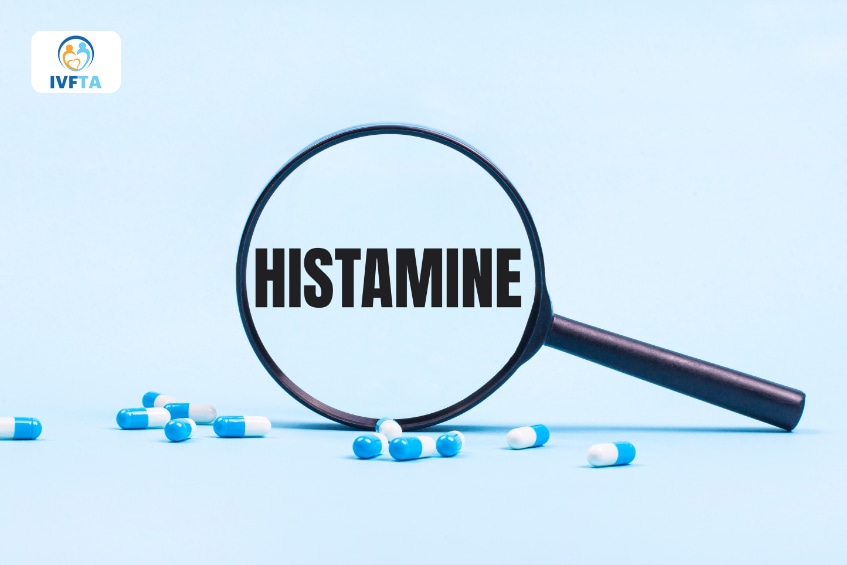 Kính lúp phóng to chữ Histamine cùng các viên nang thuốc kháng histamin Kính lúp phóng to chữ Histamine cùng các viên nang thuốc kháng histamin